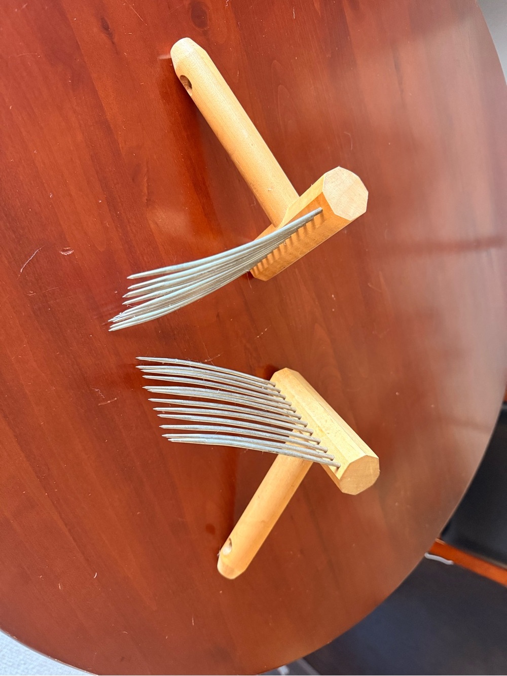 Louet Wooden Wool Comb Pair in Natural Wood - Picture 3 of 5